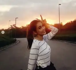 组图昆凌夕阳下收工开心比v回眸甜笑俏皮可爱似少女
