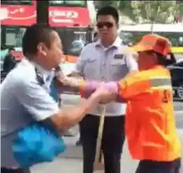 顺丰快递小哥剐蹭轿车遭掌掴警方已介入调查