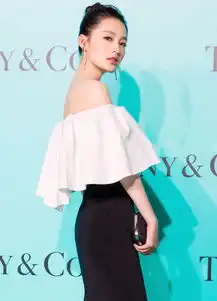 李沁出席品牌盛典优雅简约展少女灵动