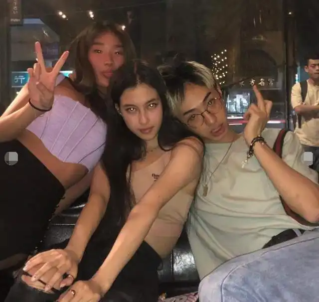 伊能静儿子和女性好友狂欢,约家中喝酒,三人街头又蹦又跳狂甩头