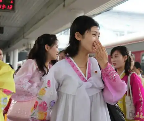 朝鲜女孩来华旅游,觉得在自助餐厅吃这种东西最划算