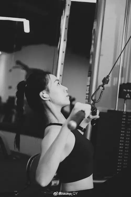 知名运动博主nicky的时尚大片身材高挑有型魅力十足