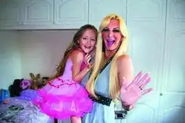 真人芭比养女方式引担忧鼓励7岁女儿整容