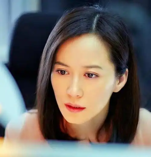 49岁俞飞鸿单身未婚,出道30多年零绯闻,如今依旧美如少女