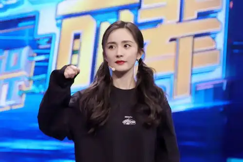 杨幂周末高调上班,穿800雨衣玩少女失踪秀苍蝇腿,内八站姿太抢镜