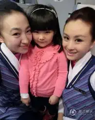 王诗龄卖萌与美女空姐合照戴飞行帽搞怪逗趣