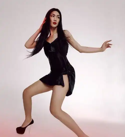 韩佩泉女装造型登上杂志,长发超短裙细高跟,尽显美娟魅力