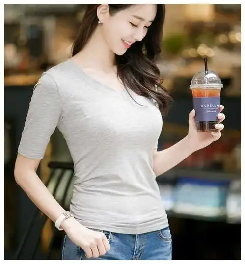 牛仔裤的搭配穿出成熟女性的优雅魅力,展现独特的美丽