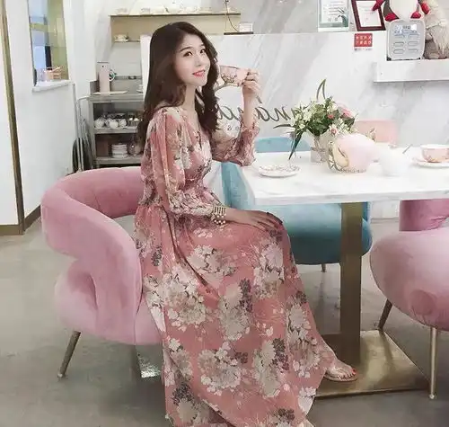 告别千篇一律的碎花裙,这几款木耳边v领,演绎真正气质美