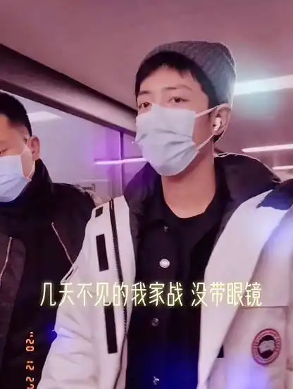 肖战现身机场赶行程,满眼疲惫像是刚睡醒,没戴眼镜的眼神太可爱