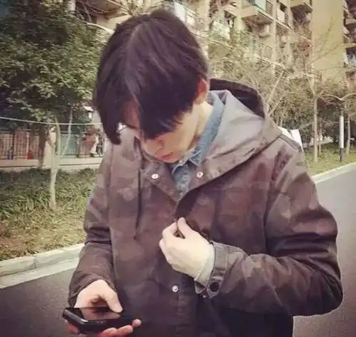 谁有超短的中分短发图片女的