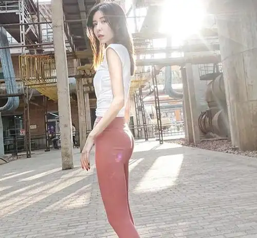 街拍个性张扬的打底裤美女,尽显婀娜多姿的美态