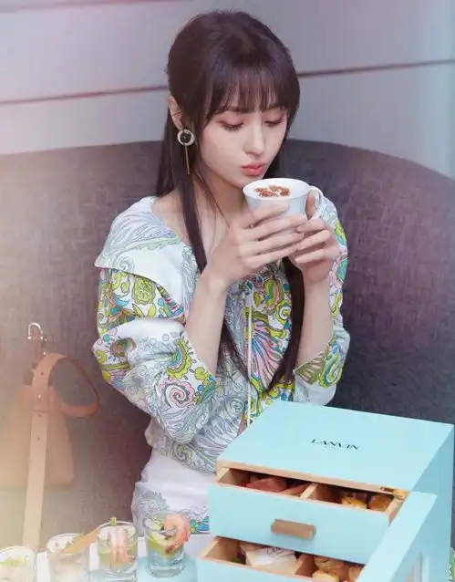 郑爽不愧是小仙女,穿2万8的印花长裙配齐刘海,清纯甜美