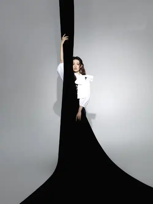 徐璐太有气质了,穿黑色吊带装戴皮质手套,优雅得像贵族少女