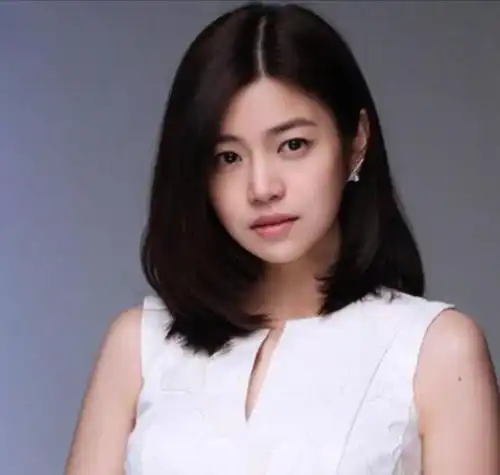 陈妍希的气质真挺娇嫩,白衬衫配短裙,微胖女孩也有少女感