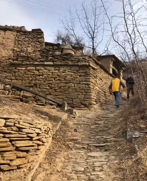八旬老汉寒冬盼儿归,地处山区,交通不便,优质的黑小米销路成难题,请爱心传递米脂县