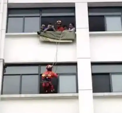 帅呆了合肥19岁消防员从6楼飞身跃下,只因