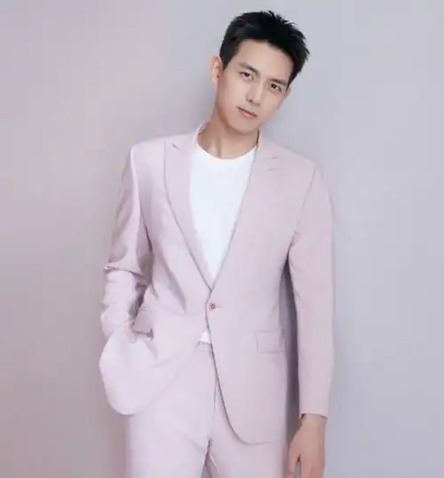 李现解锁夏日新风,全新刺猬头上线,穿桃粉色西装惹人心动
