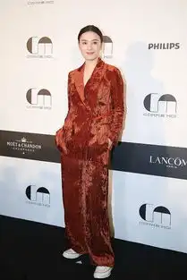 38岁宋佳也太随性了,裙子配大风衣,爆炸头一下子老好几岁