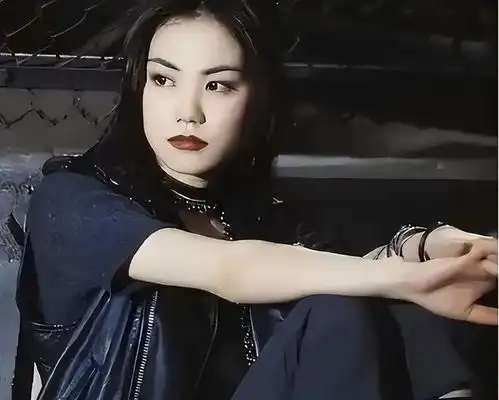 李嫣18岁浓妆遮兔唇,结合李亚鹏的脸王菲的气质比窦靖童有女人味