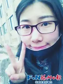 女孩大雨中为拾荒老人撑伞