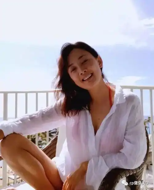 45岁牛莉大秀马甲线,这还是郭冬临媳妇吗