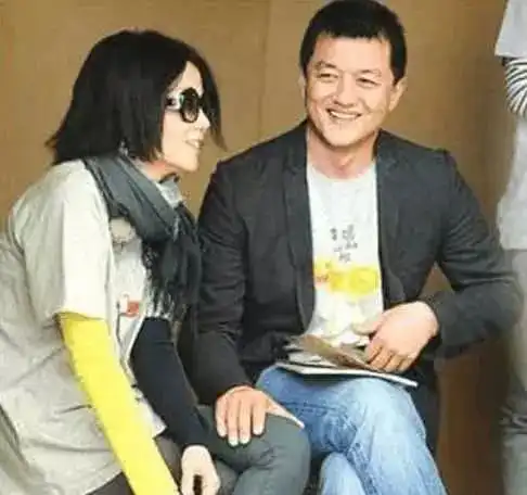 神似王菲,身材火辣,离婚7年后,李亚鹏收获新女友