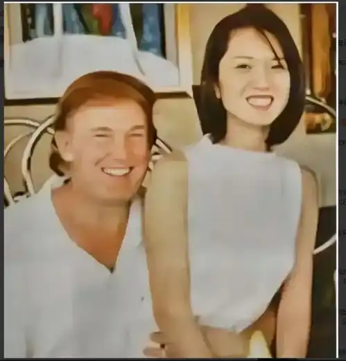 1994年,特朗普在香港的照片,眉开眼笑怀里还坐着一个年轻的女孩