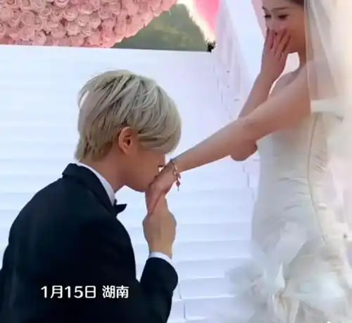 鹿哈向女友求婚成功,直播7个月赚3500万,女友气质不输女明星