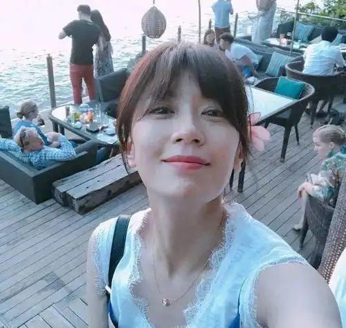 贾静雯无惧素颜,与女儿邋遢同框,简单穿搭彰显清新女神气质
