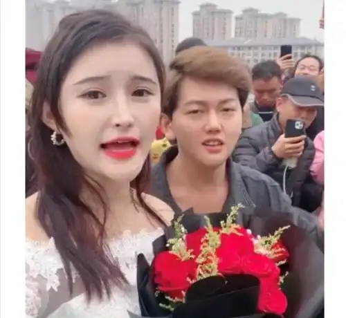 女网红闹市向肖战喊婚,其哥爆言投资5亿给肖战