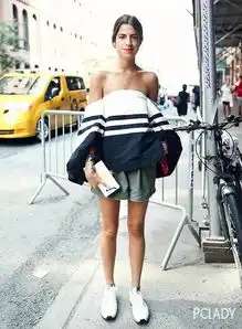 亲妈系列,我妈说我的衣服很丑存了一个月工资,骗我买双1000块钱塑料拖鞋