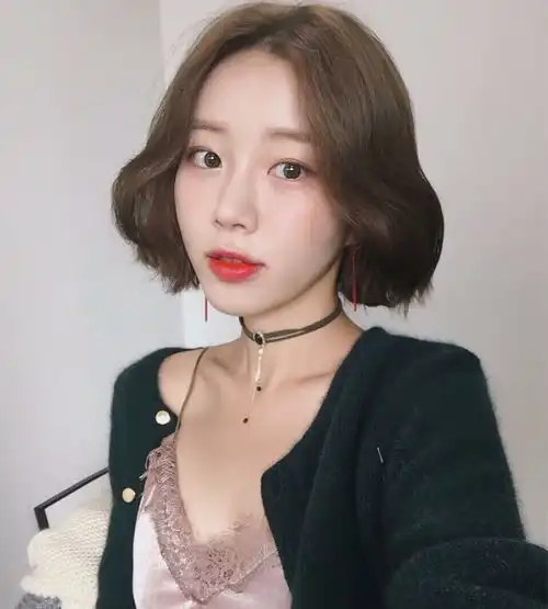 戴眼镜美女头像短烫发衬