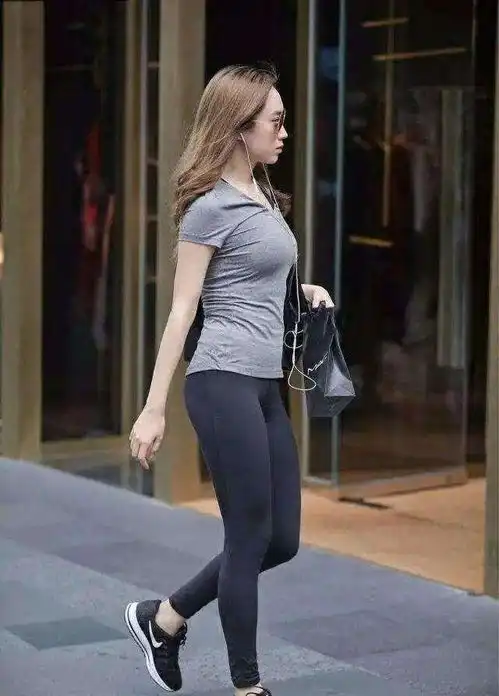 打底裤可多种时髦风格轻松切换,风格干净时尚,秒变妙龄少女