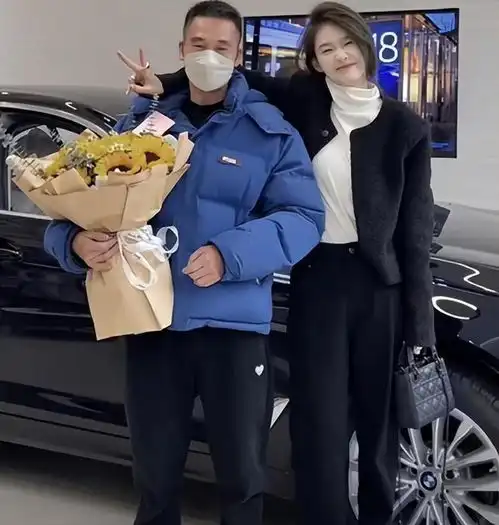 21岁女友穿王思聪衬衣,曝光订婚现场,还送豪车给老丈人50w