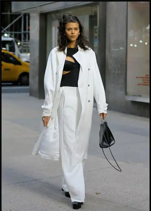 早春别总穿卫衣牛仔裤,2020年流行风衣拖地裤,显瘦又洋气