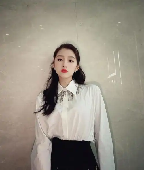 现代的时尚美学,不仅仅是在人前瞬间的美丽,而是要渗透于生活