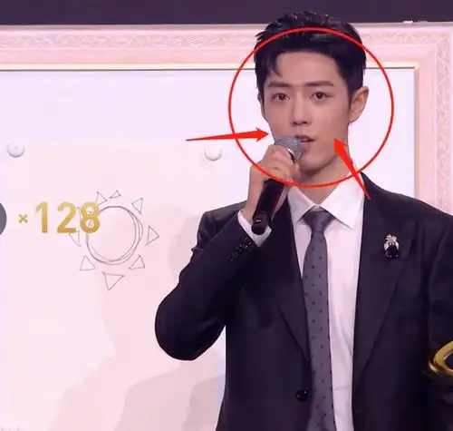 肖战王一博微博之夜同台,撞衫同款西装,肖战瘦到脱相让粉丝担忧