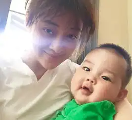 41岁梅婷抱二胎儿子合影宝宝皮肤白皙大眼睛有神