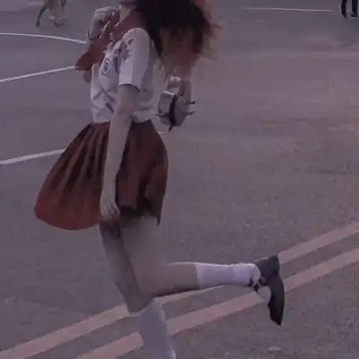 女生头像带花真人股下三角