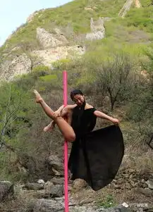 美女在长城顶上大秀钢管舞,欲与长城试比高