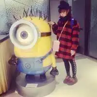 求qq头像女生和卡通人物在一起的合照