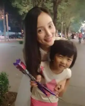 李小璐晒与卖花小女孩合影被赞美丽善良的妈妈