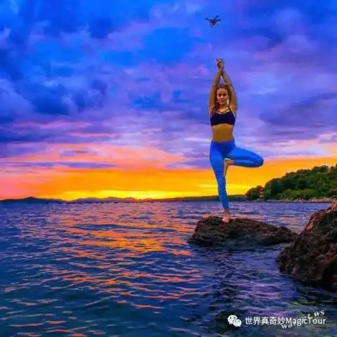 美女飞行员环游世界向您展示瑜伽美姿