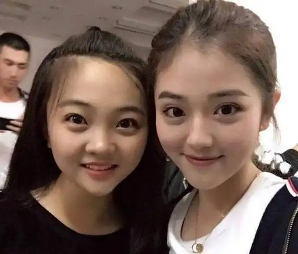 c位出道的林妙可,如今在美女如云的大学中,合影站到了旁边