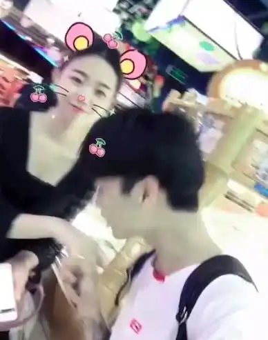网红男子凭长得帅到处勾搭亲吻美女,女子无一拒绝,甚至投怀送抱