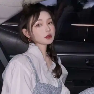 女生白色简约头像干净