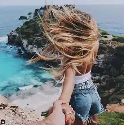 大妈跳江被救的姿势,竟如此浪漫....