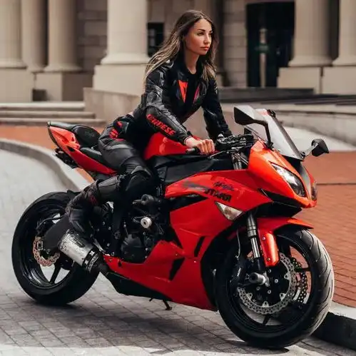 俄罗斯摩托车美女殒命土耳其,和卡车相撞,留下了13岁的儿子