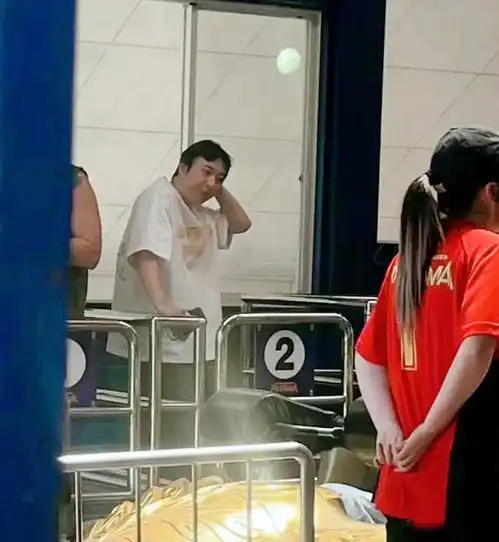 王思聪在日本显落寞独自呆坐低头玩手机,没有任何女伴跟随左右